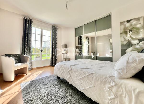 Villa de type 5 de plain-pied, 133 m2 habitables, dépendance, jardin de 2100 m2.