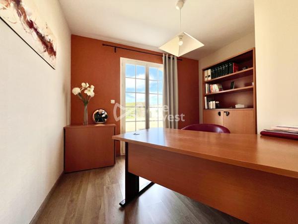 Villa de type 5 de plain-pied, 133 m2 habitables, dépendance, jardin de 2100 m2.