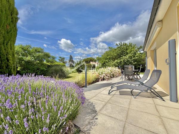 Villa de type 5 de plain-pied, 133 m2 habitables, dépendance, jardin de 2100 m2.