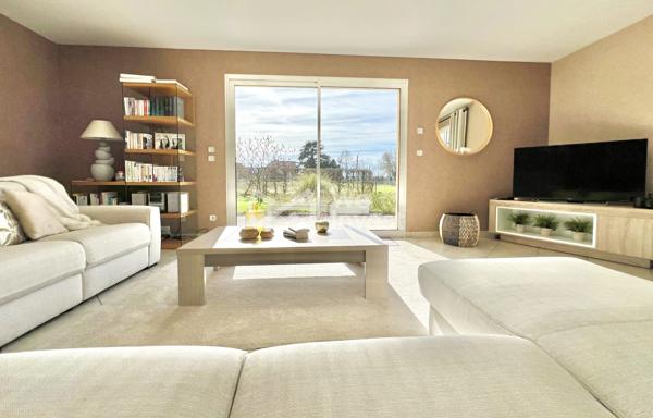 Villa de type 5 de plain-pied, 133 m2 habitables, dépendance, jardin de 2100 m2.