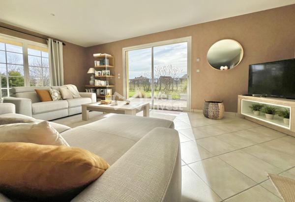 Villa de type 5 de plain-pied, 133 m2 habitables, dépendance, jardin de 2100 m2.