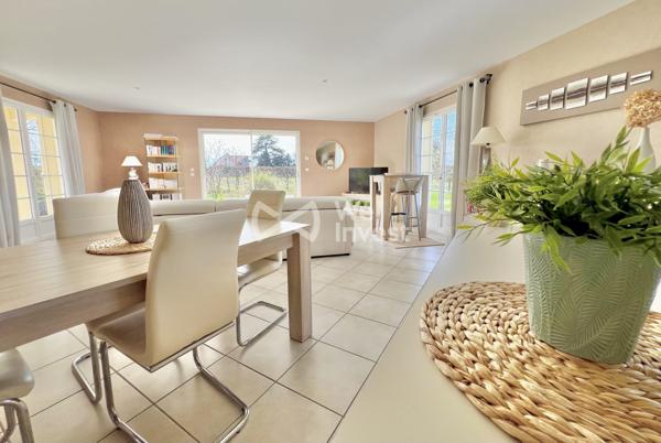 Villa de type 5 de plain-pied, 133 m2 habitables, dépendance, jardin de 2100 m2.