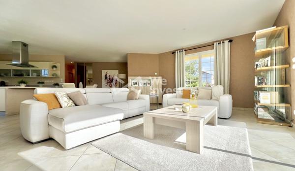 Villa de type 5 de plain-pied, 133 m2 habitables, dépendance, jardin de 2100 m2.