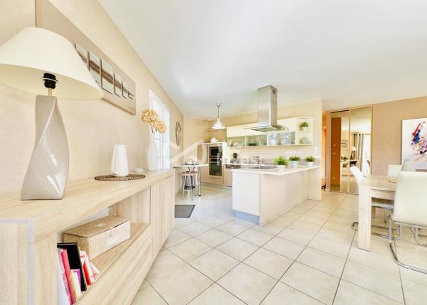 Villa de type 5 de plain-pied, 133 m2 habitables, dépendance, jardin de 2100 m2.