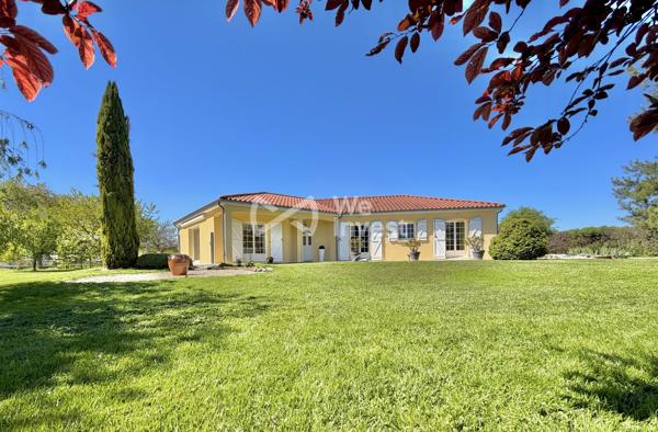 Villa de type 5 de plain-pied, 133 m2 habitables, dépendance, jardin de 2100 m2.