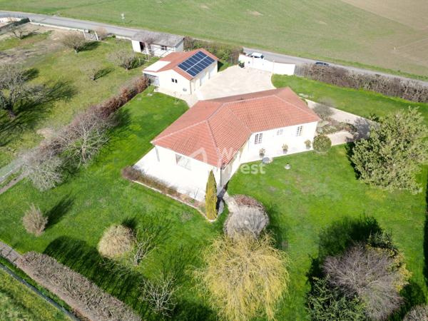 Villa de type 5 de plain-pied, 133 m2 habitables, dépendance, jardin de 2100 m2.