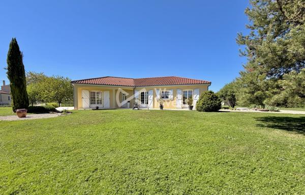 Villa de type 5 de plain-pied, 133 m2 habitables, dépendance, jardin de 2100 m2.