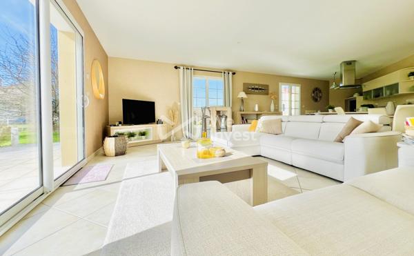 Villa de type 5 de plain-pied, 133 m2 habitables, dépendance, jardin de 2100 m2.