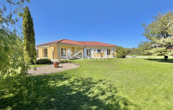 Villa de type 5 de plain-pied, 133 m2 habitables, dépendance, jardin de 2100 m2.