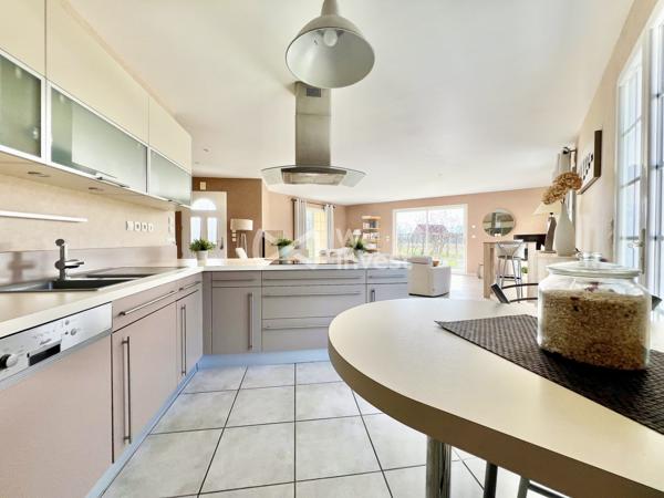 Villa de type 5 de plain-pied, 133 m2 habitables, dépendance, jardin de 2100 m2.
