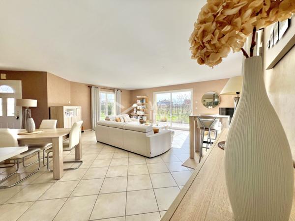 Villa de type 5 de plain-pied, 133 m2 habitables, dépendance, jardin de 2100 m2.