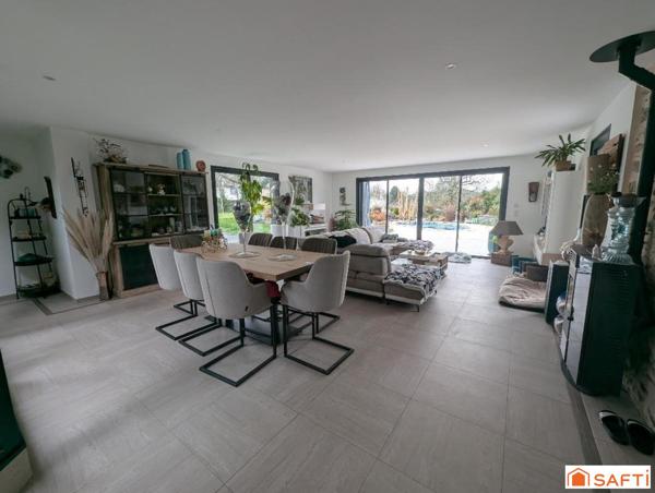 Maison lumineuse, équipements de qualité et piscine