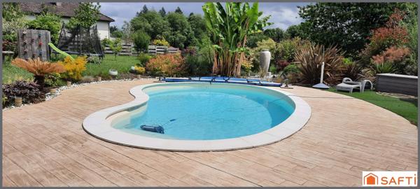 Maison lumineuse, équipements de qualité et piscine