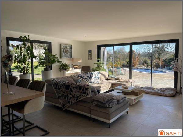 Maison lumineuse, équipements de qualité et piscine