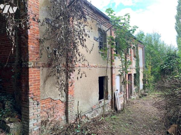 A vendre - Maison ancienne à rénover sur plus d'1.3 hectare - La Vaupalière