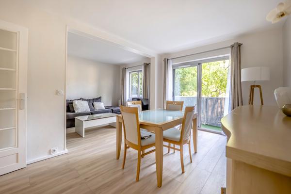 Excellent état - Immeuble ravalé - Lettre C - Balcon