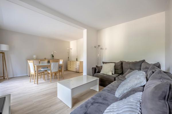 Excellent état - Immeuble ravalé - Lettre C - Balcon