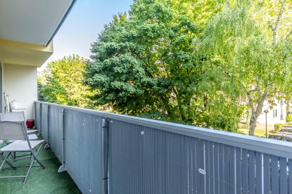 Excellent état - Immeuble ravalé - Lettre C - Balcon