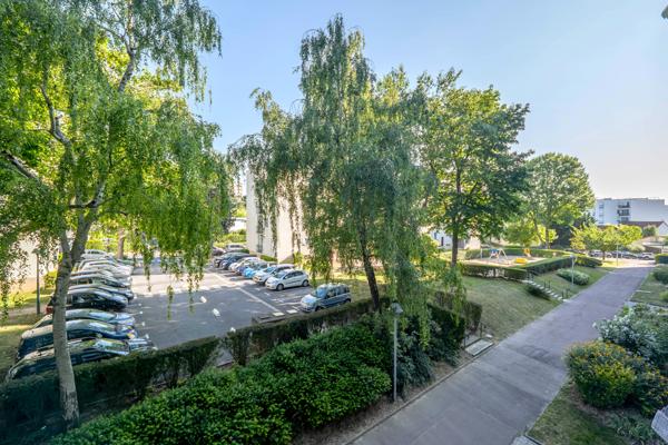 Excellent état - Immeuble ravalé - Lettre C - Balcon