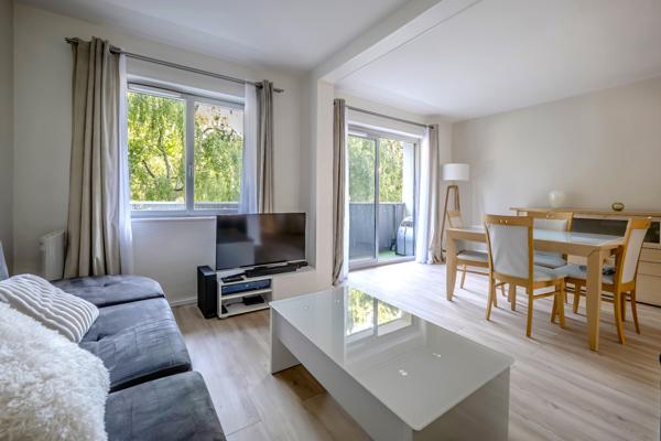 Excellent état - Immeuble ravalé - Lettre C - Balcon