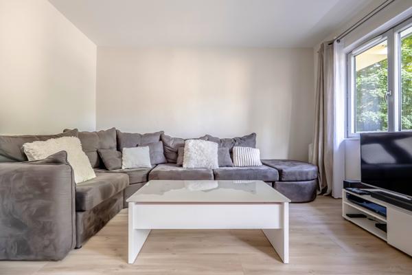 Excellent état - Immeuble ravalé - Lettre C - Balcon