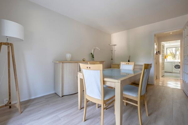 Excellent état - Immeuble ravalé - Lettre C - Balcon