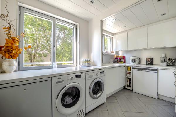 Excellent état - Immeuble ravalé - Lettre C - Balcon