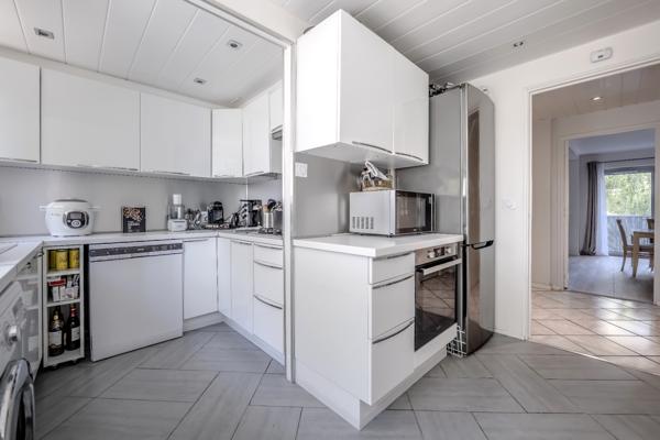 Excellent état - Immeuble ravalé - Lettre C - Balcon