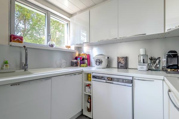 Excellent état - Immeuble ravalé - Lettre C - Balcon