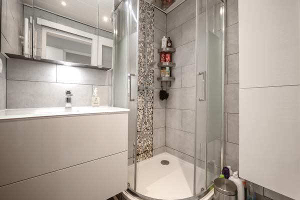 Excellent état - Immeuble ravalé - Lettre C - Balcon