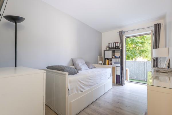 Excellent état - Immeuble ravalé - Lettre C - Balcon