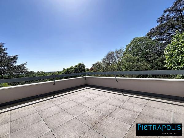 Duplex lumineux avec vaste séjour & terrasse S/O – Vue dégagée sur parc arboré