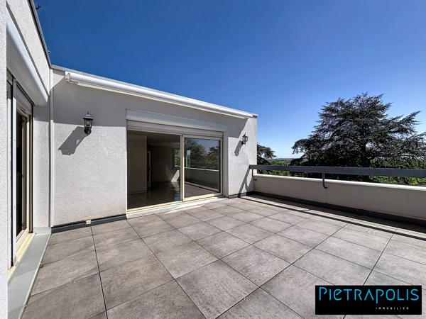 Duplex lumineux avec vaste séjour & terrasse S/O – Vue dégagée sur parc arboré