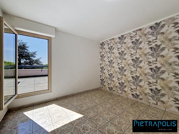 Duplex lumineux avec vaste séjour & terrasse S/O – Vue dégagée sur parc arboré