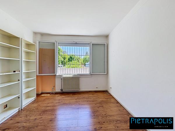 Duplex lumineux avec vaste séjour & terrasse S/O – Vue dégagée sur parc arboré