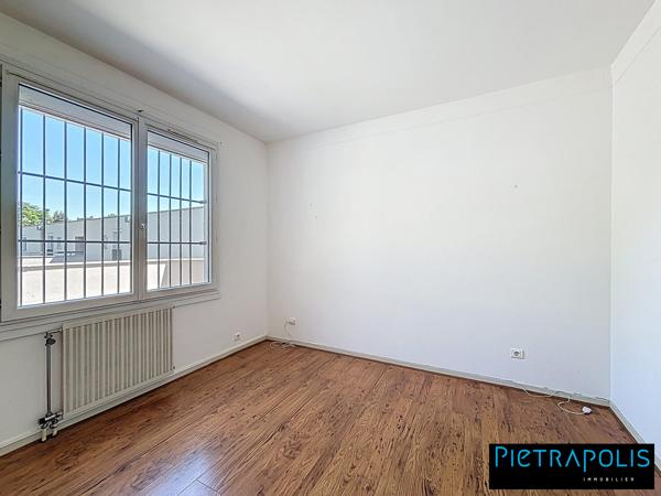 Duplex lumineux avec vaste séjour & terrasse S/O – Vue dégagée sur parc arboré