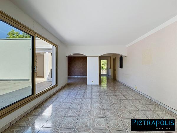 Duplex lumineux avec vaste séjour & terrasse S/O – Vue dégagée sur parc arboré