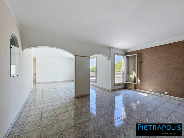 Duplex lumineux avec vaste séjour & terrasse S/O – Vue dégagée sur parc arboré