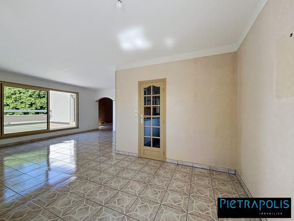 Duplex lumineux avec vaste séjour & terrasse S/O – Vue dégagée sur parc arboré
