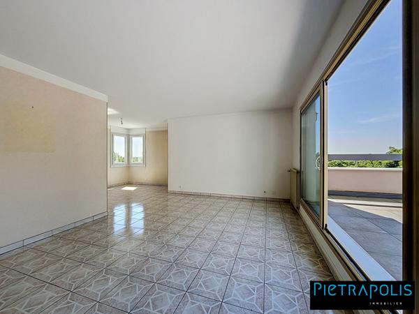 Duplex lumineux avec vaste séjour & terrasse S/O – Vue dégagée sur parc arboré