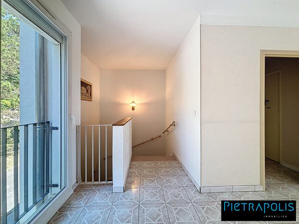 Duplex lumineux avec vaste séjour & terrasse S/O – Vue dégagée sur parc arboré