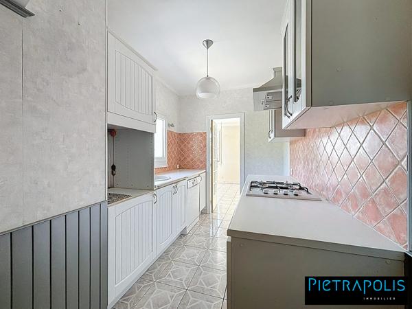 Duplex lumineux avec vaste séjour & terrasse S/O – Vue dégagée sur parc arboré