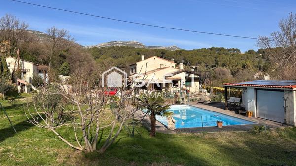 13400 - AUBAGNE - Propriété de 242 m2 sur un terrain plat de 4643 m2 avec dépendances, piscine et garage
