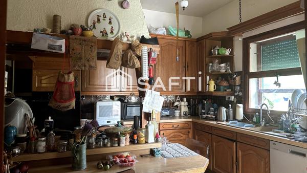 13400 - AUBAGNE - Propriété de 242 m2 sur un terrain plat de 4643 m2 avec dépendances, piscine et garage