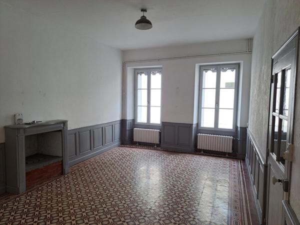 charmante maison de ville de 80m² ,2 chambres, pas d 'extérieur.