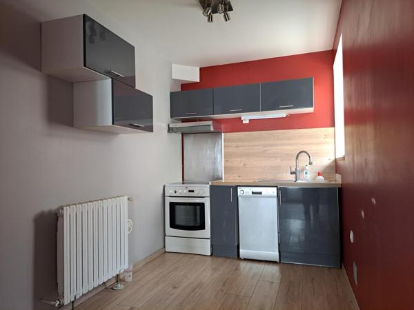 charmante maison de ville de 80m² ,2 chambres, pas d 'extérieur.