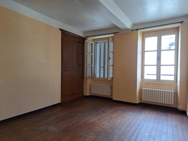 charmante maison de ville de 80m² ,2 chambres, pas d 'extérieur.