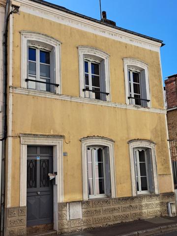 charmante maison de ville de 80m² ,2 chambres, pas d 'extérieur.