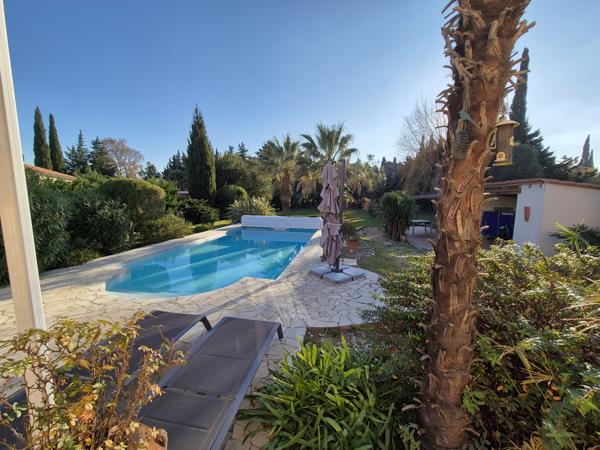 Villa 4 faces sur 3300 m² de terrain !