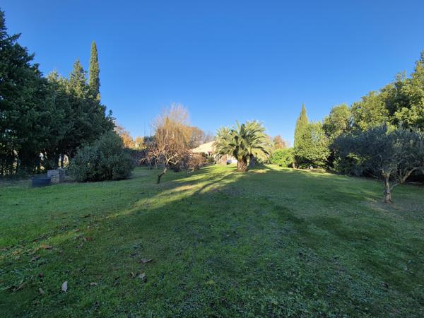 Villa 4 faces sur 3300 m² de terrain !